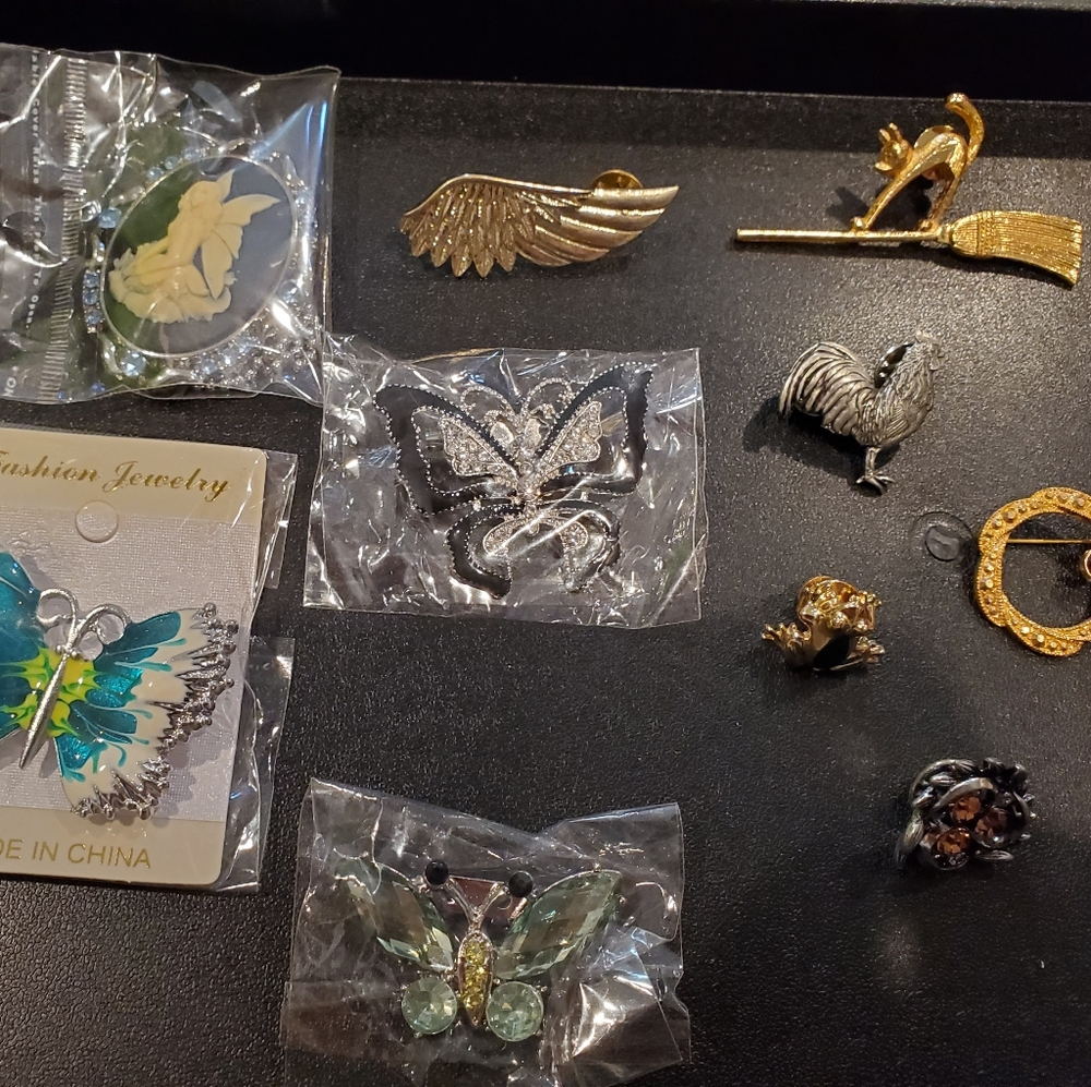 Lot of 10 brooches and pins